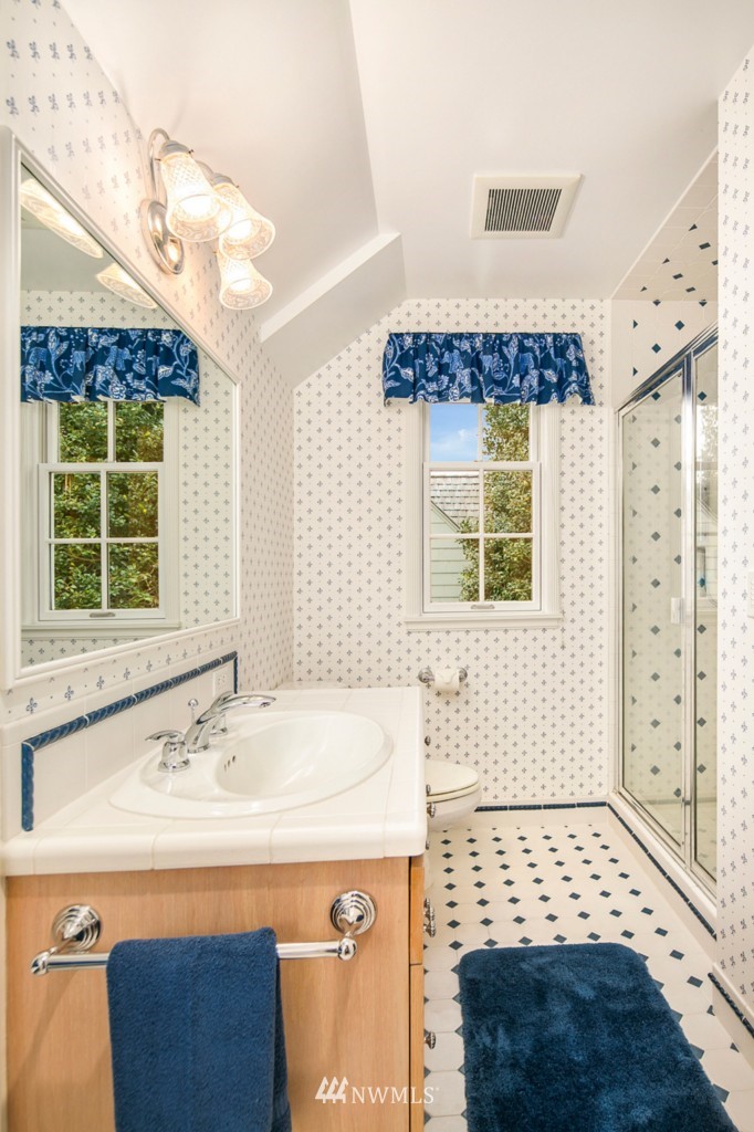 5537 Northeast Penrith Road Seattle, WA 98105 - Photo 17 of 25 Gallery Image 17