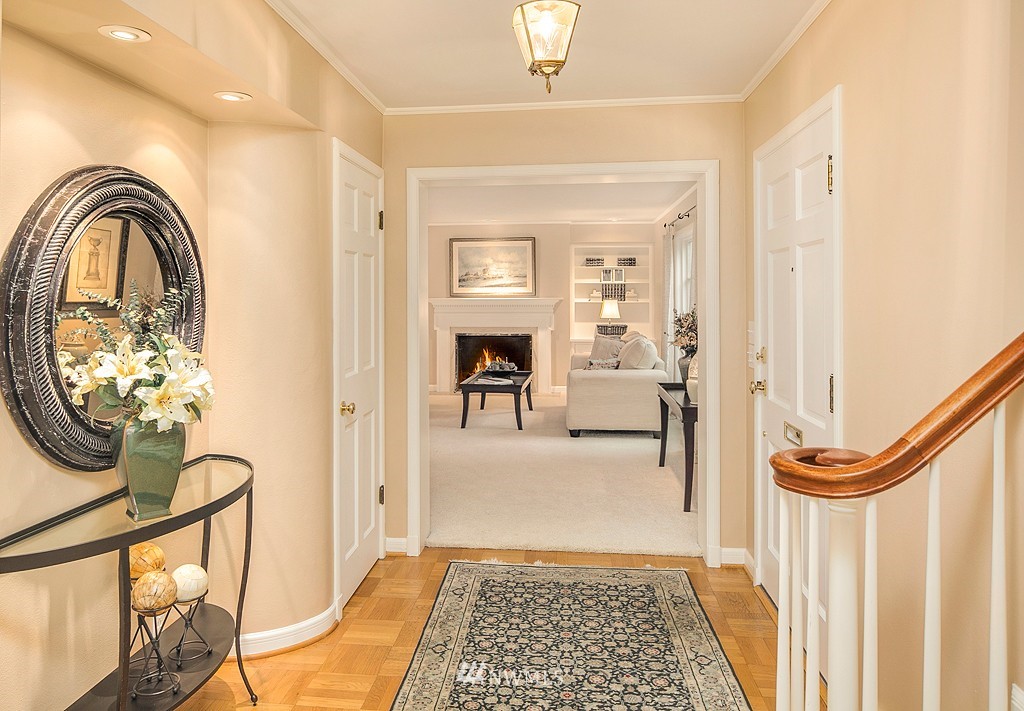 5537 Northeast Penrith Road Seattle, WA 98105 - Photo 3 of 25 Gallery Image 3