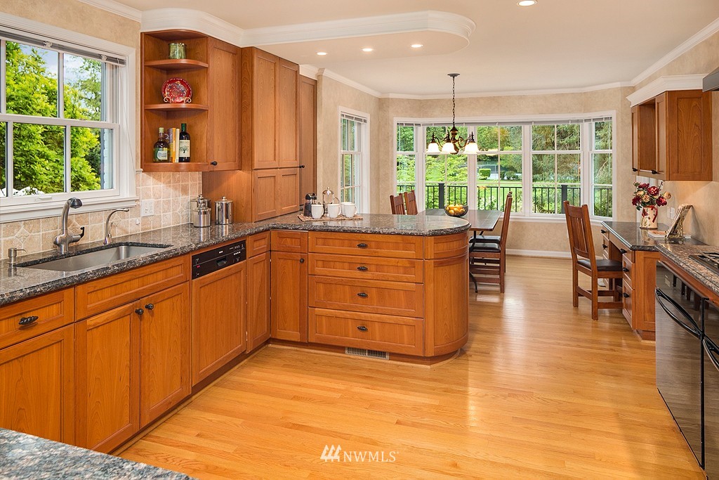 5537 Northeast Penrith Road Seattle, WA 98105 - Photo 8 of 25 Gallery Image 8