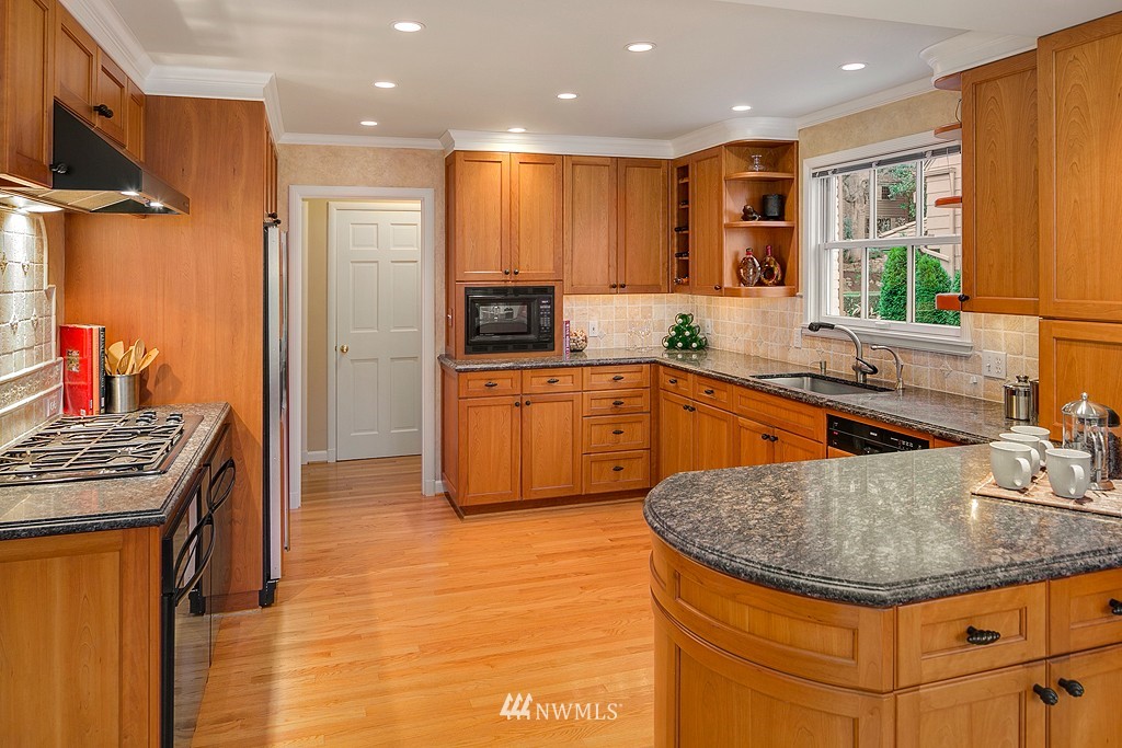 5537 Northeast Penrith Road Seattle, WA 98105 - Photo 9 of 25 Gallery Image 9