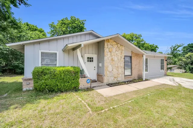 a view of a house with a yard