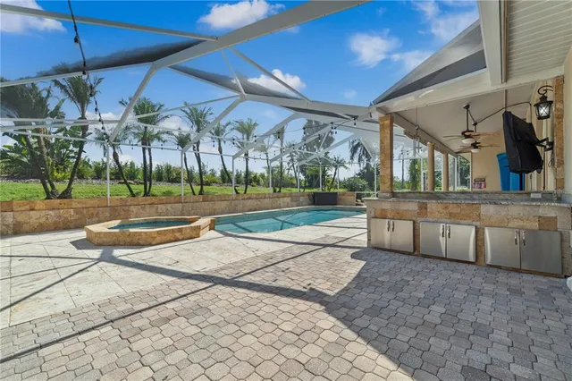 a view of a backyard