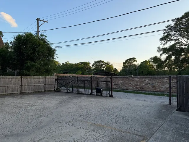 a view of a backyard