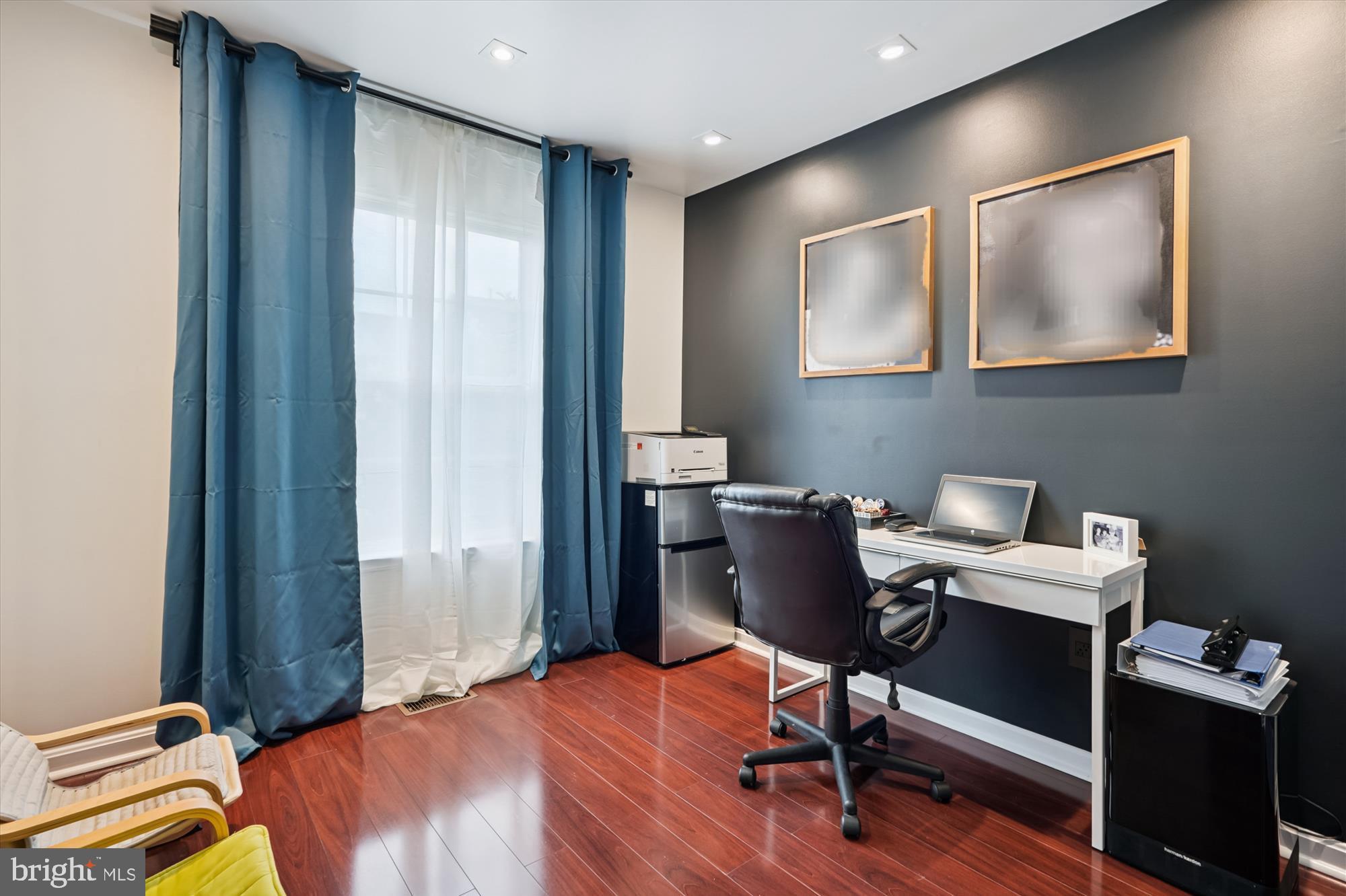 7410 Langholm Way Manassas, VA 20109 - Photo 13 of 18 Modern workspace with elegant decor.