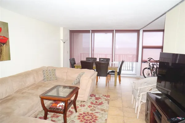 $3,500 | 525 North Ocean Boulevard, Unit 1025, Pompano Beach, FL 33062
