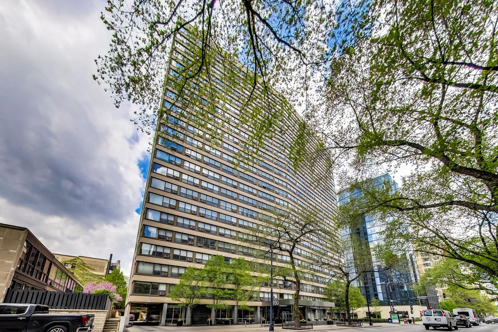 2930 North Sheridan Road, Unit 910 Chicago, IL 60657 - Photo 2 of 32