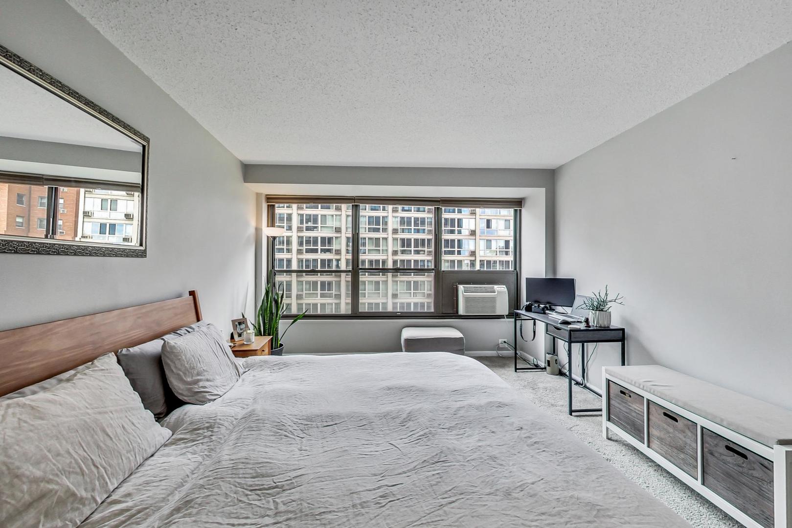 2930 North Sheridan Road, Unit 910 Chicago, IL 60657 - Photo 13 of 32