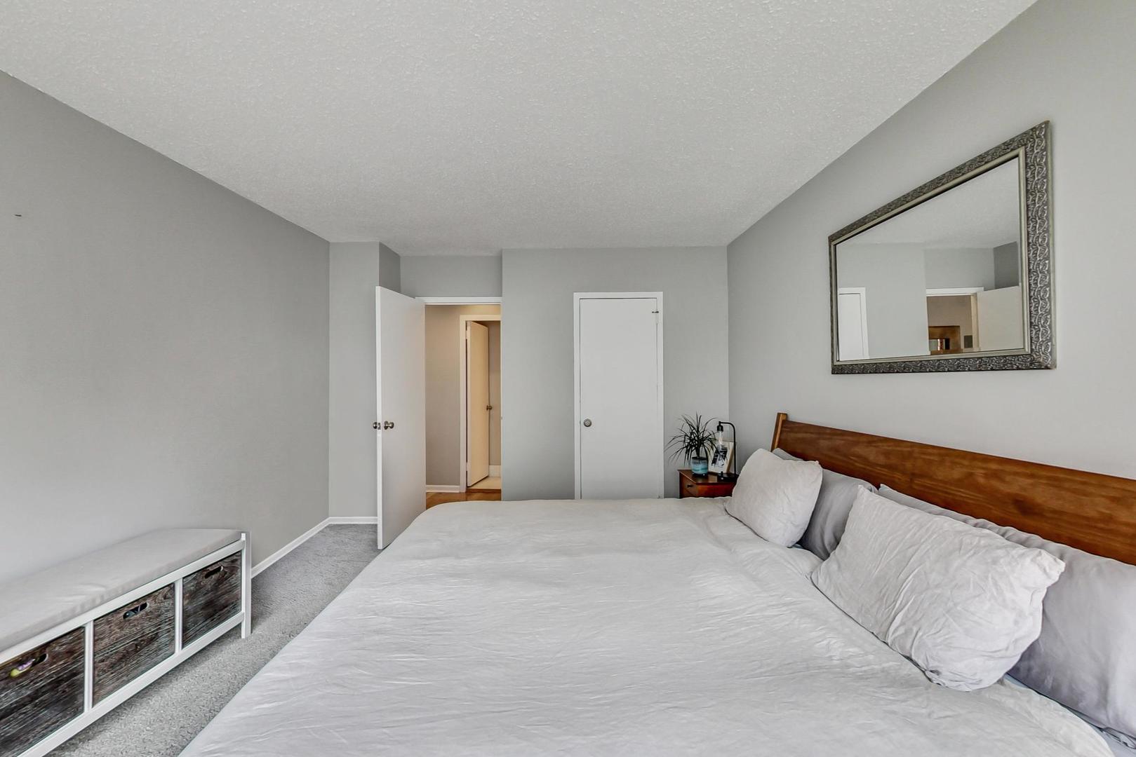 2930 North Sheridan Road, Unit 910 Chicago, IL 60657 - Photo 14 of 32