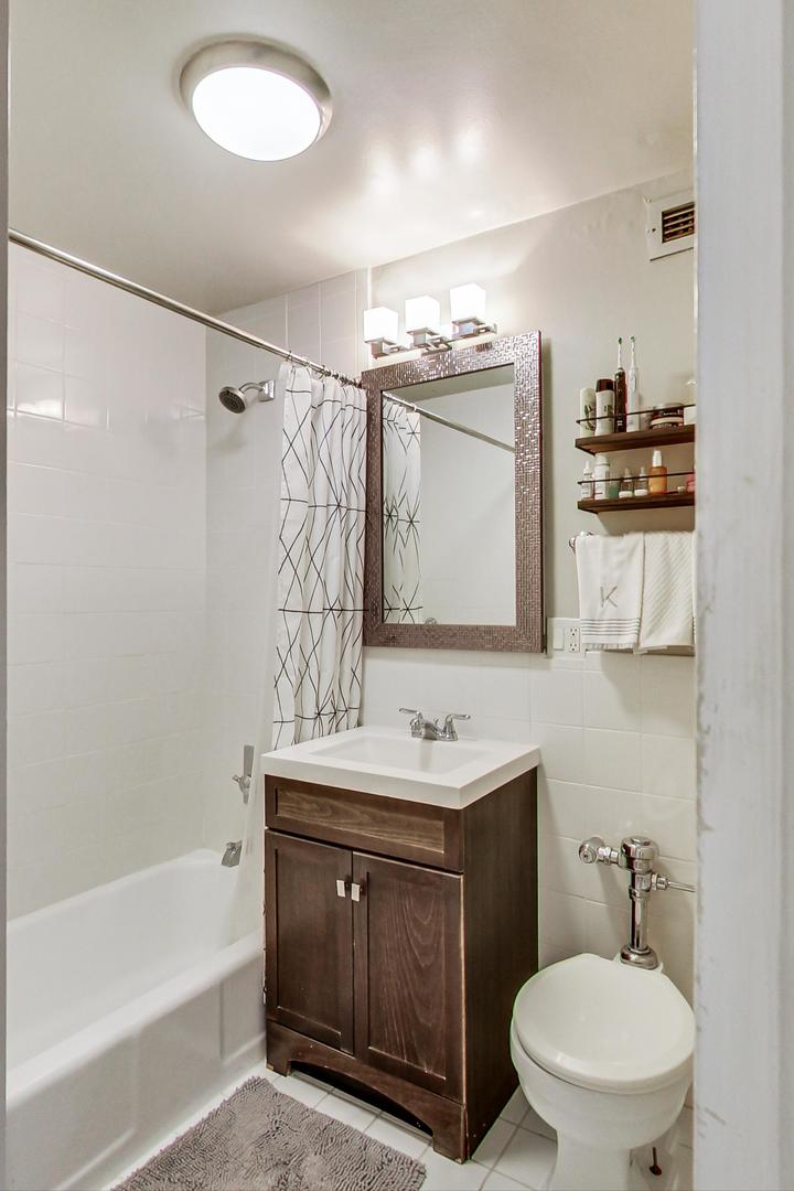 2930 North Sheridan Road, Unit 910 Chicago, IL 60657 - Photo 15 of 32