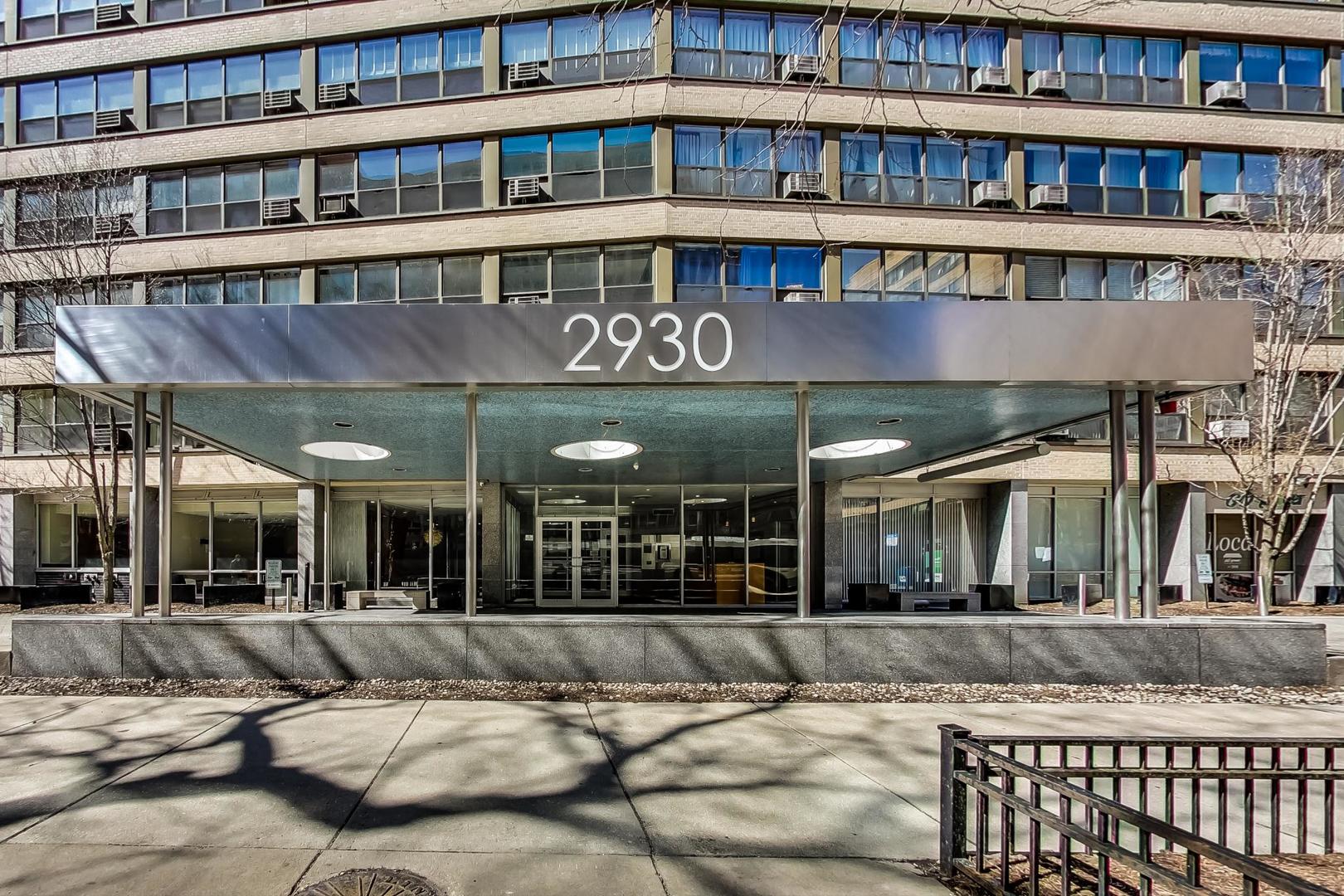 2930 North Sheridan Road, Unit 910 Chicago, IL 60657 - Photo 3 of 32