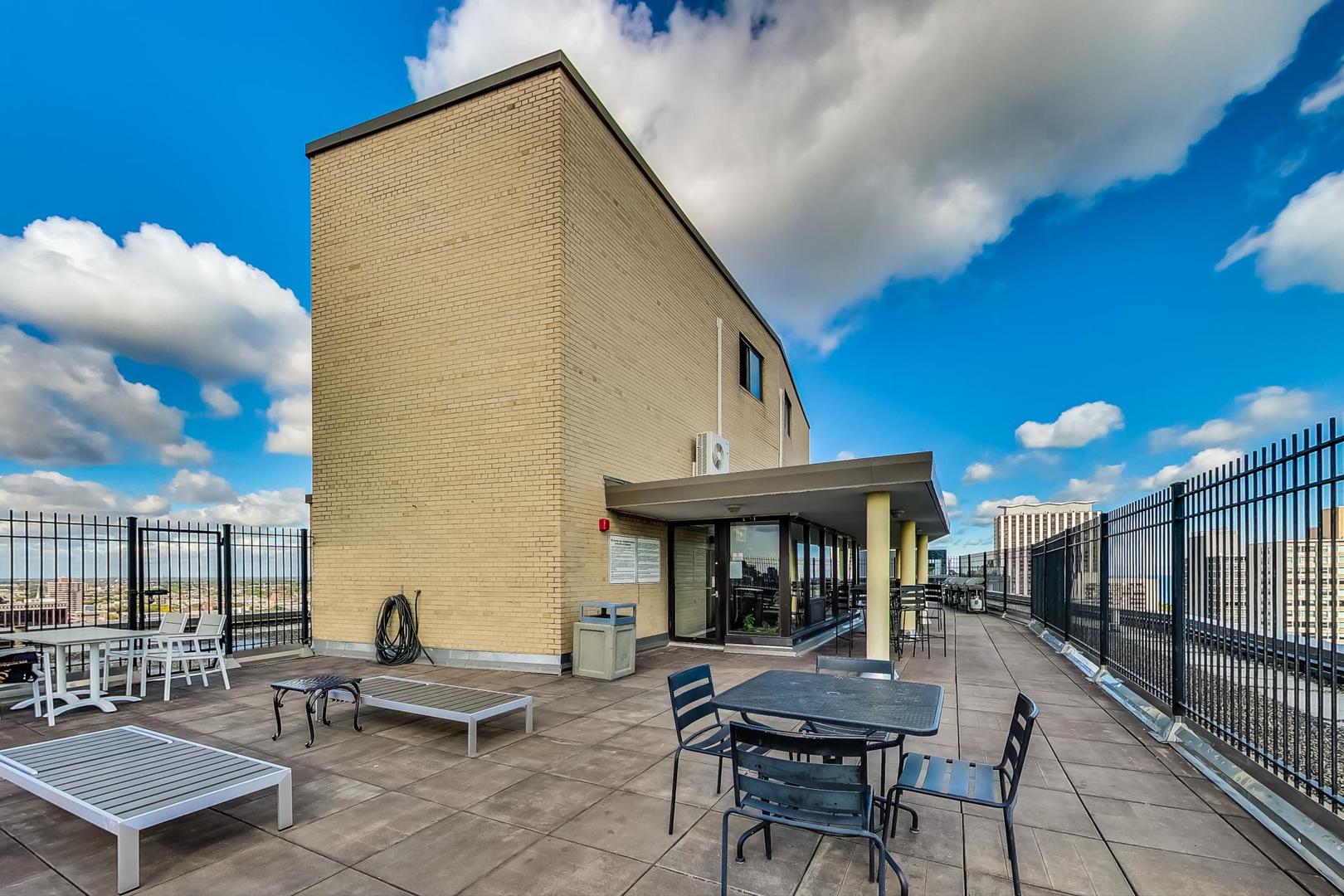 2930 North Sheridan Road, Unit 910 Chicago, IL 60657 - Photo 22 of 32