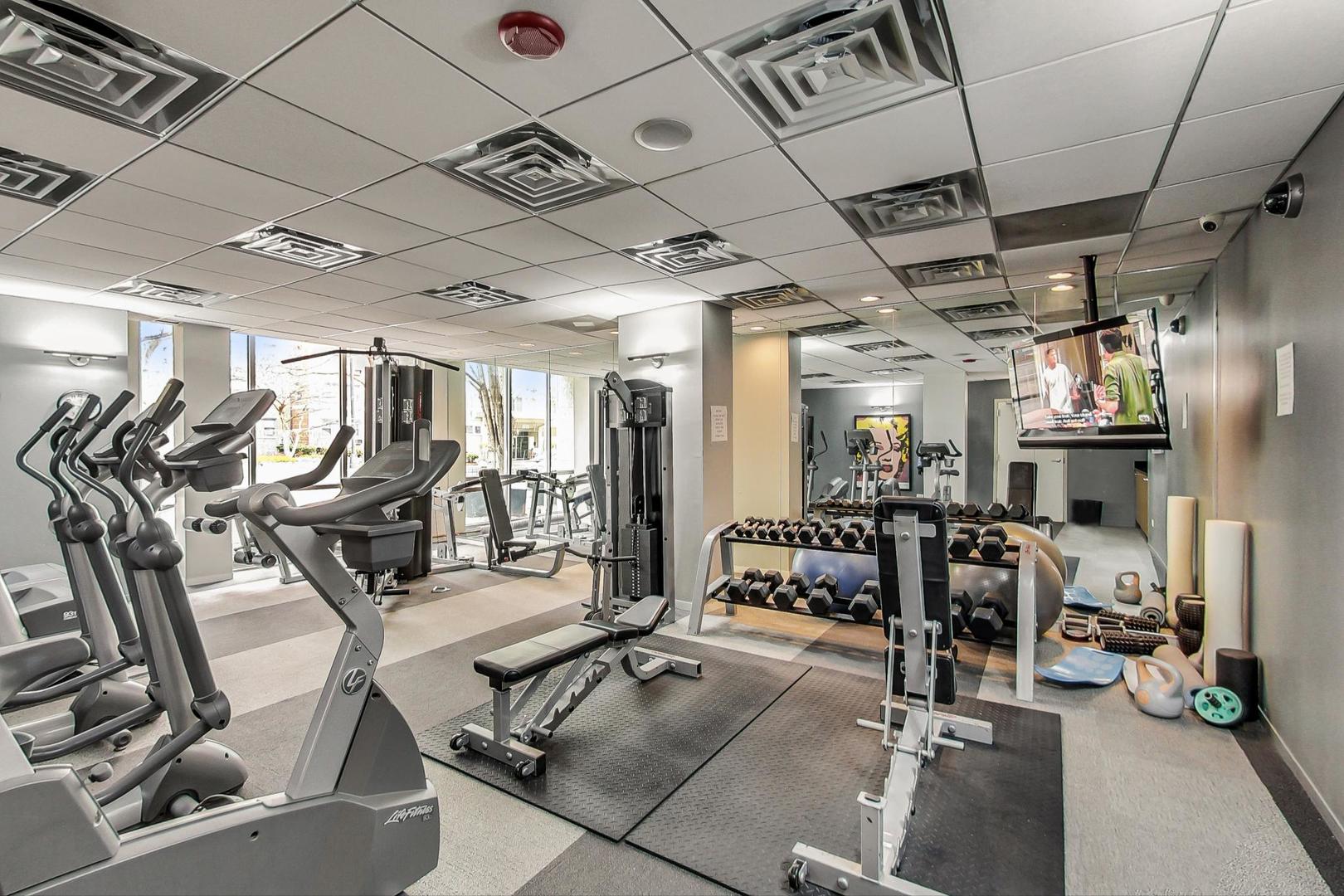 2930 North Sheridan Road, Unit 910 Chicago, IL 60657 - Photo 24 of 32
