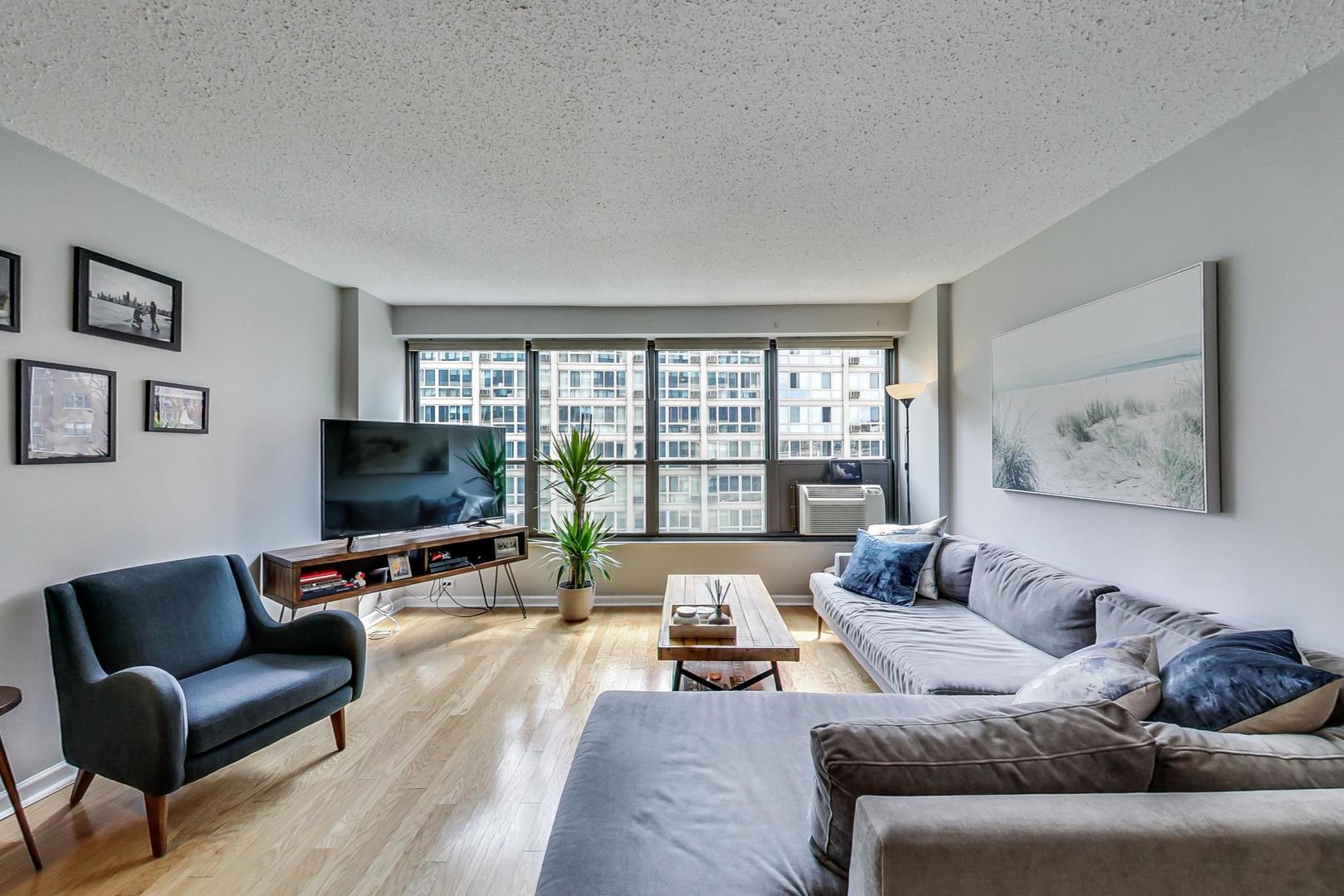 2930 North Sheridan Road, Unit 910 Chicago, IL 60657 - Photo 5 of 32