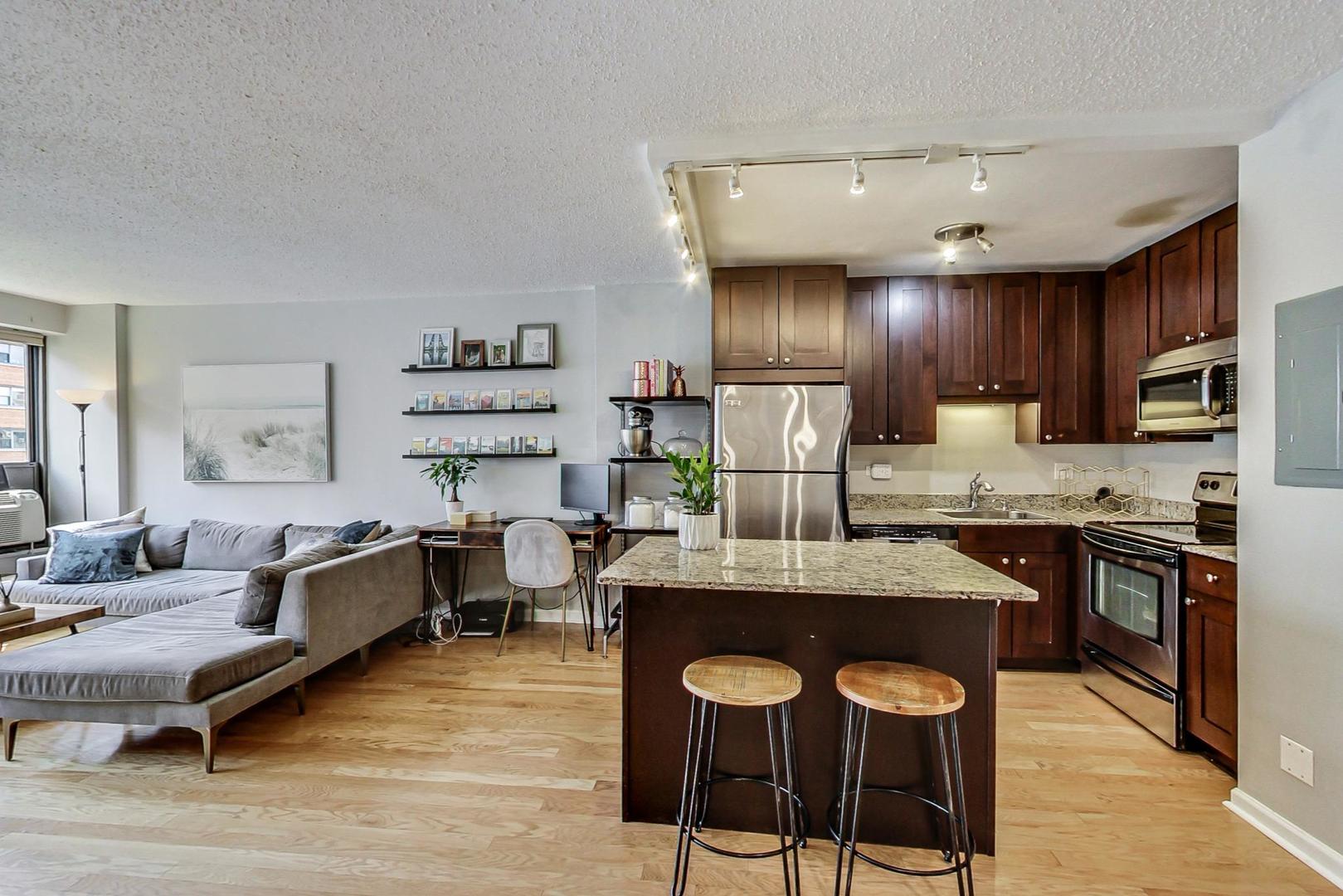 2930 North Sheridan Road, Unit 910 Chicago, IL 60657 - Photo 8 of 32