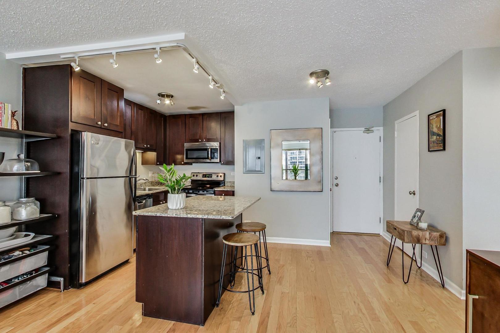 2930 North Sheridan Road, Unit 910 Chicago, IL 60657 - Photo 9 of 32