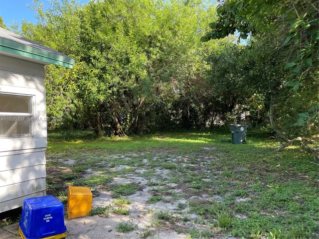 a view of yard with green space