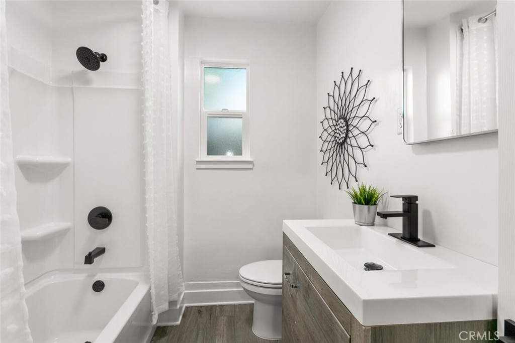 937 Chestnut Street Chico, CA 95928 - Photo 31 of 55 a bathroom with a sink a toilet and shower