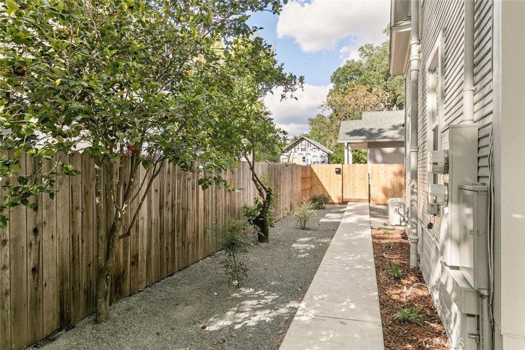 937 Chestnut Street Chico, CA 95928 - Photo 50 of 55 a view of a pathway with a backyard
