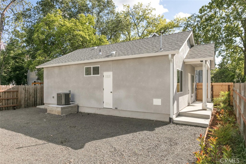 937 Chestnut Street Chico, CA 95928 - Photo 5 of 55 a backyard of a house