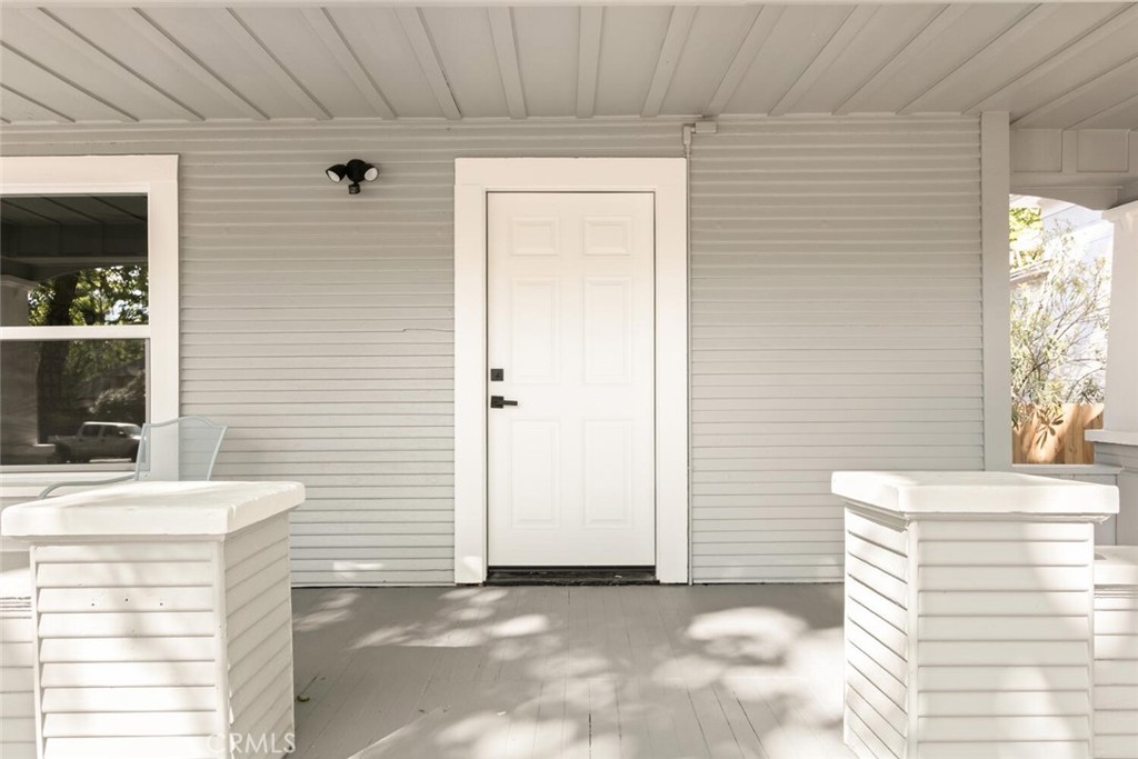 937 Chestnut Street Chico, CA 95928 - Photo 8 of 55 a view of a hallway with windows