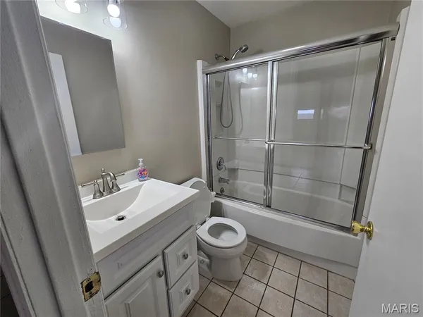 $1,950 | 206 Lake Avenue, Maryland Heights, MO 63043