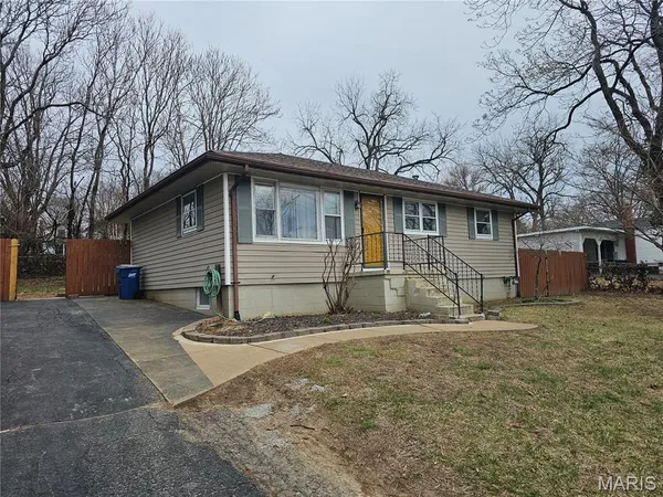 $1,950 | 206 Lake Avenue, Maryland Heights, MO 63043