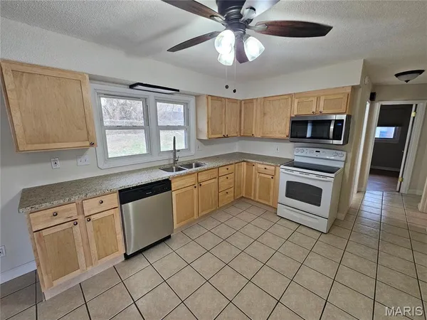 $1,950 | 206 Lake Avenue, Maryland Heights, MO 63043