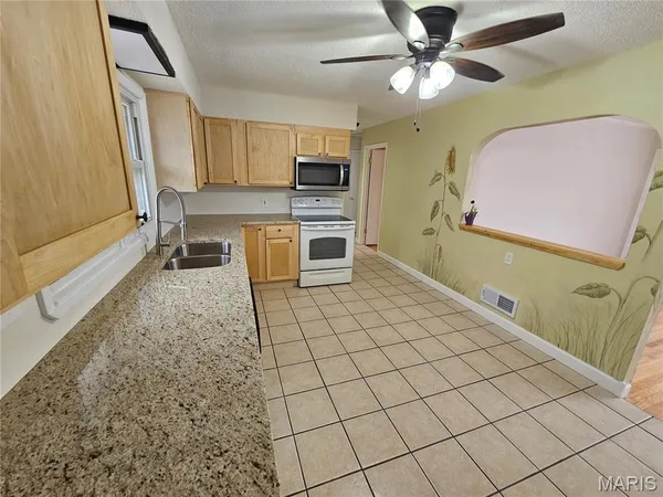 $1,950 | 206 Lake Avenue, Maryland Heights, MO 63043