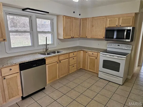 $1,950 | 206 Lake Avenue, Maryland Heights, MO 63043