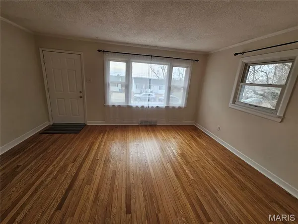 $1,950 | 206 Lake Avenue, Maryland Heights, MO 63043