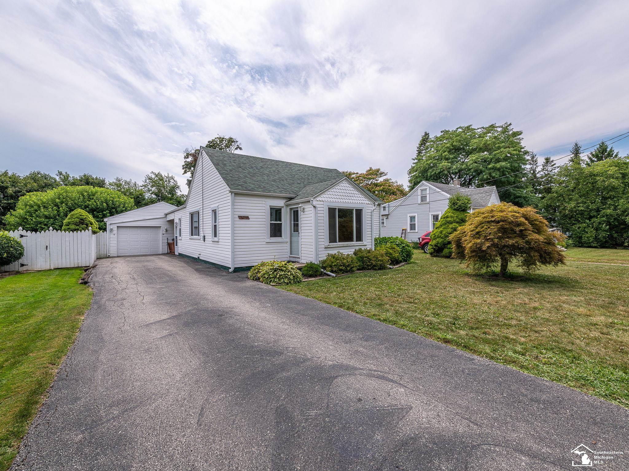 6243 Dallas Road Monroe, MI 48161 - Photo 1 of 30