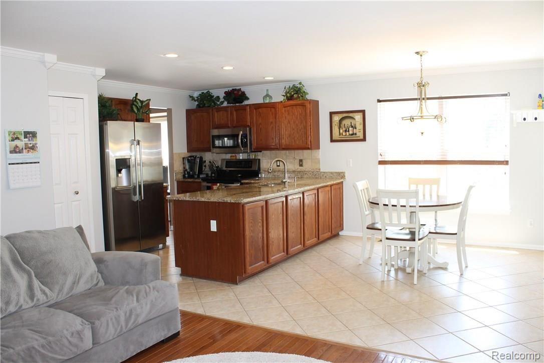 2726 Forest View Court Rochester, MI 48307 - Photo 5 of 19 IMG_6476.JPG