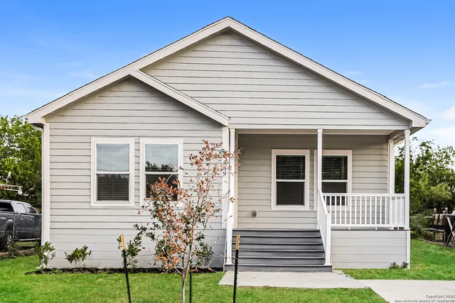 $1,820 | 839 Perez Street, San Antonio, TX 78207