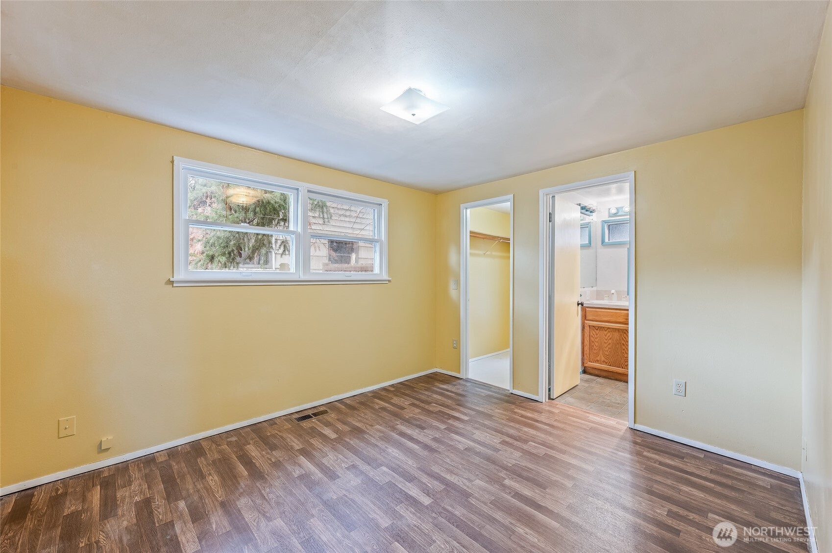 1260 Dakota Street Wenatchee, WA 98801 - Photo 13 of 27 an empty room with wooden floor and window