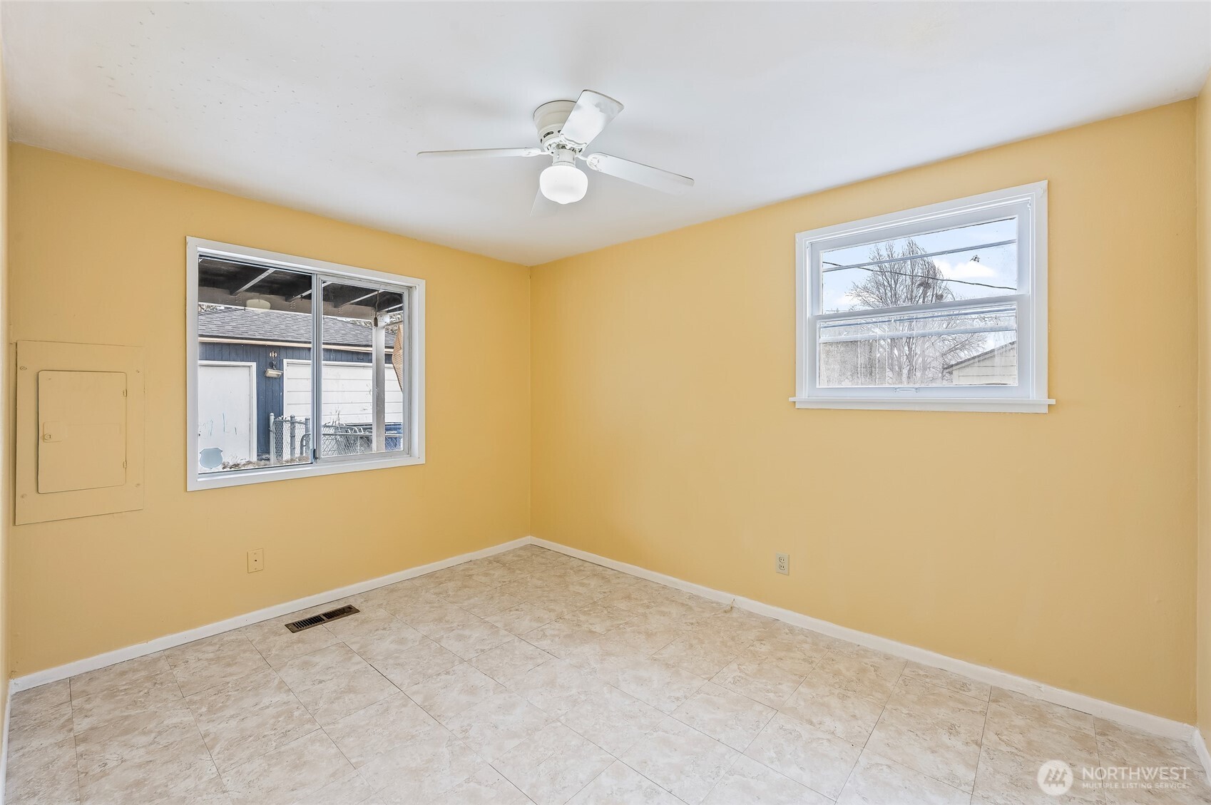 1260 Dakota Street Wenatchee, WA 98801 - Photo 21 of 27 a view of an empty room with a window
