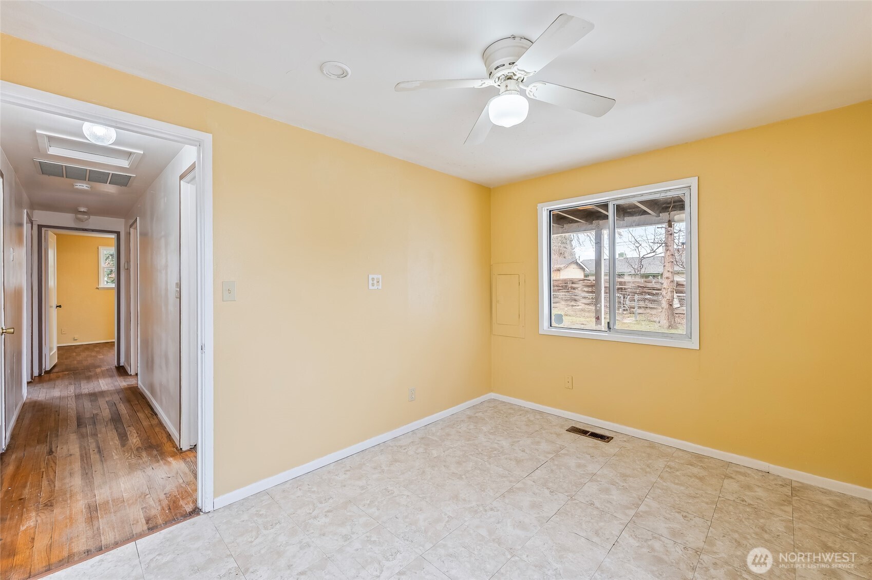 1260 Dakota Street Wenatchee, WA 98801 - Photo 23 of 27 a view of an empty room with a window