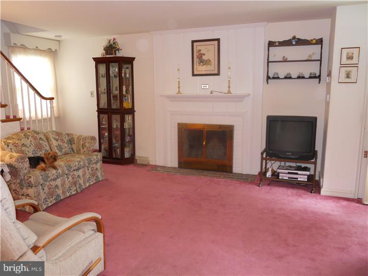 334 Ashwood Road Springfield, PA 19064 - Photo 3 of 18 Living Room