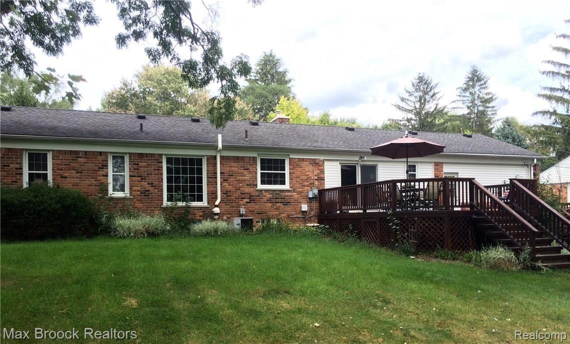 411 Maplehill Road Rochester, MI 48306 - Photo 4 of 19 FullSizeRender_1.jpg