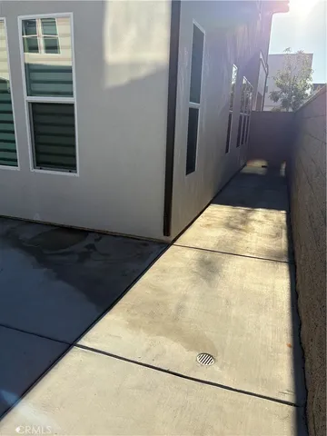 a view of a house with backyard and porch