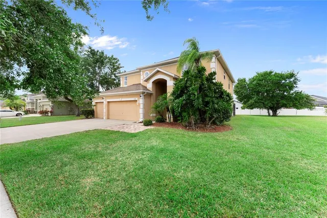 a view of a house with a backyard