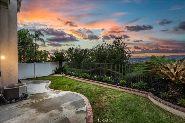 a picture of a wall with a white wall