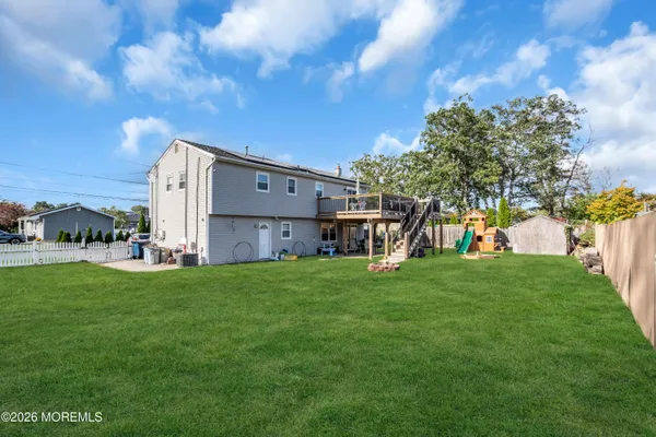 a view of a back yard