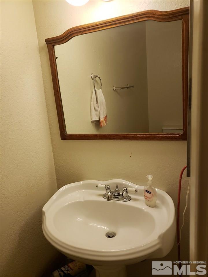 10044 Humite Lane Reno, NV 89506 - Photo 20 of 24 a bathroom with a sink and mirror