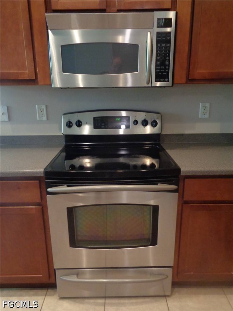 2463 Nature Pointe Loop Fort Myers, FL 33905 - Photo 17 of 50 a stove top oven sitting inside of a kitchen