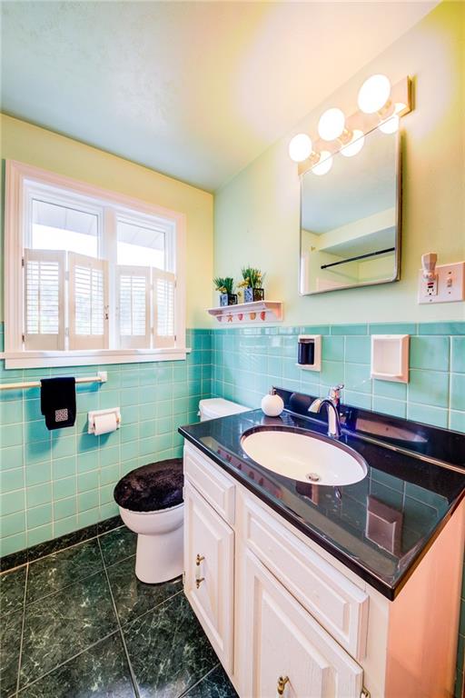 3927 Edge Road Pittsburgh, PA 15227 - Photo 19 of 25 2nd floor full bath - very clean!