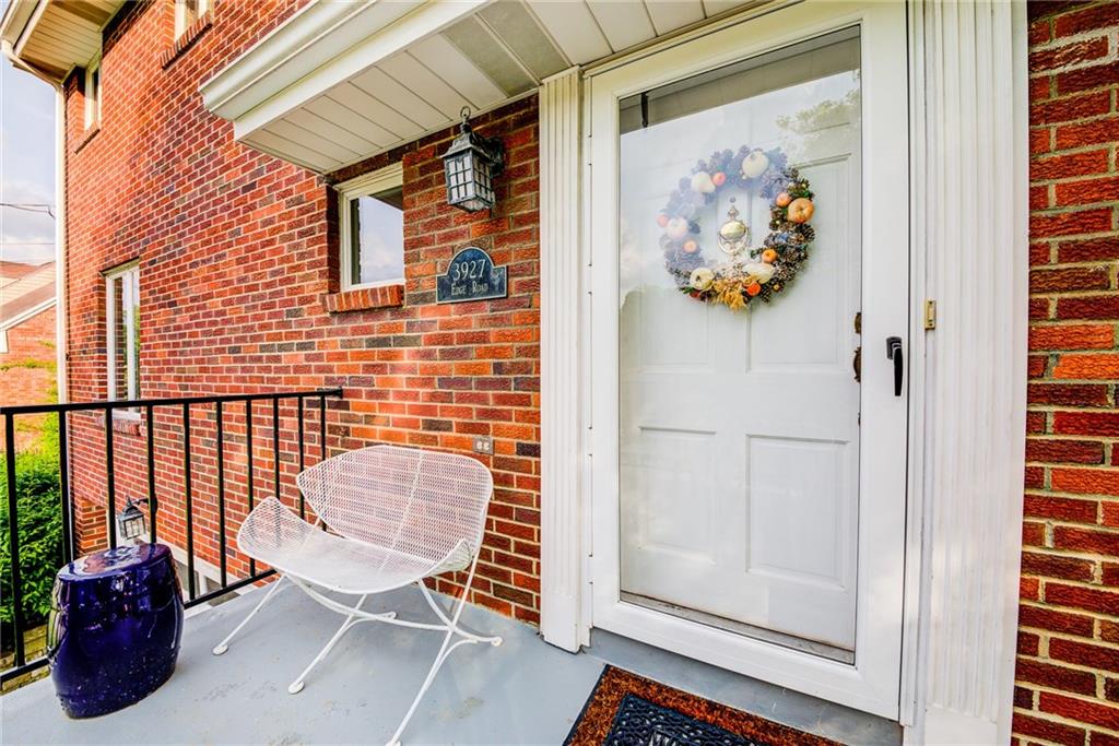 Great front porch to relax 