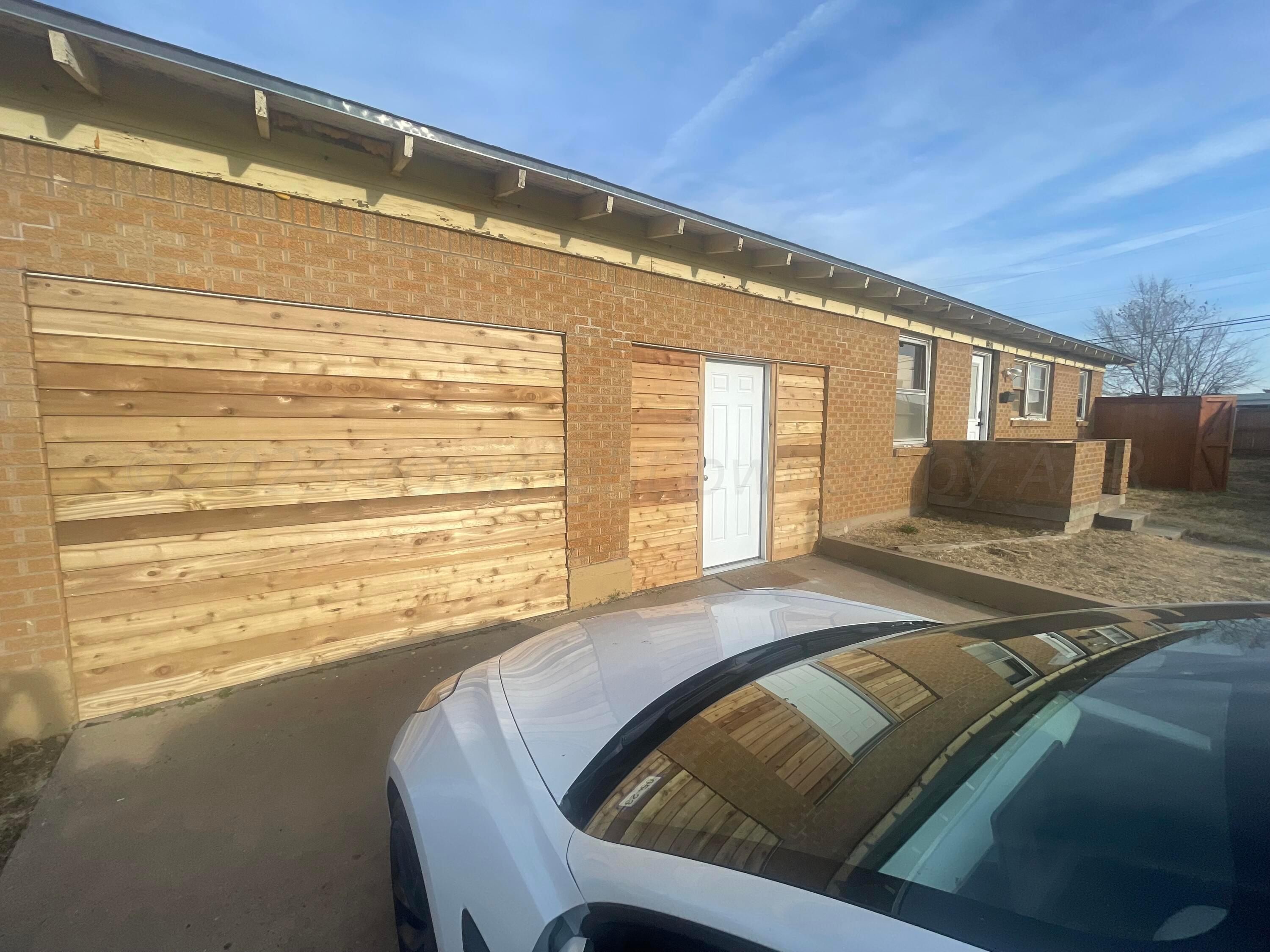 3501 Moss Lane Amarillo, TX 79109 - Photo 33 of 51 a view of balcony with couch