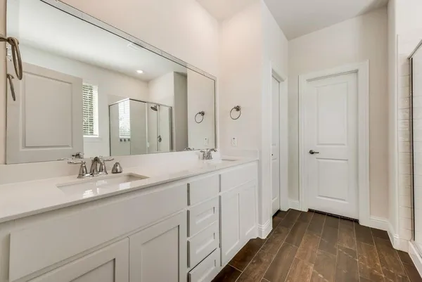 an empty room with closet and a ceiling fan