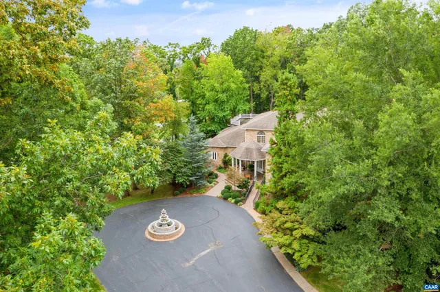 a view of a fountain in the middle of a yard