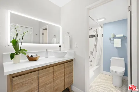 $675,000 | 10966 Rochester Avenue, Unit 3F, Los Angeles, CA 90024